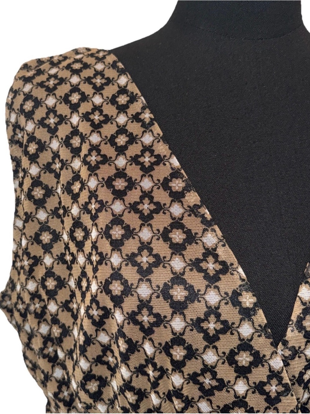 Ava & Grace Women's Sleeveless Beige/Black/White Printed V-Neck Blouse, Large - Picture 4 of 15
